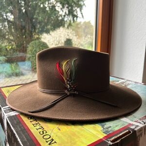 Stetson Gun Club Brown Suede hat with colorful feathers, size 7 1/4